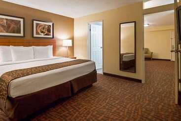 هتل Best Western Louisville East Inn & Suites