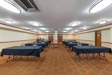 هتل Best Western Louisville East Inn & Suites