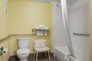 هتل Best Western Louisville East Inn & Suites