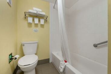 هتل Best Western Louisville East Inn & Suites