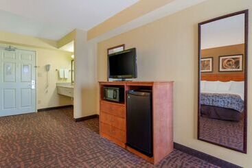 هتل Best Western Louisville East Inn & Suites