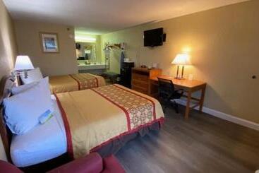 ホテル Clarion Inn & Suites Near The Leconte Center Pigeon Forge