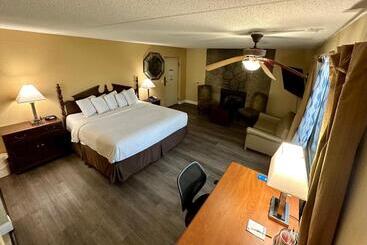 ホテル Clarion Inn & Suites Near The Leconte Center Pigeon Forge