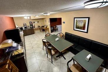 ホテル Clarion Inn & Suites Near The Leconte Center Pigeon Forge