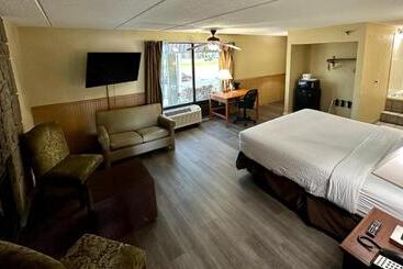 ホテル Clarion Inn & Suites Near The Leconte Center Pigeon Forge