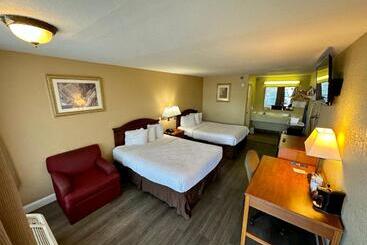 ホテル Clarion Inn & Suites Near The Leconte Center Pigeon Forge
