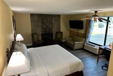 ホテル Clarion Inn & Suites Near The Leconte Center Pigeon Forge