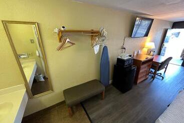 ホテル Clarion Inn & Suites Near The Leconte Center Pigeon Forge