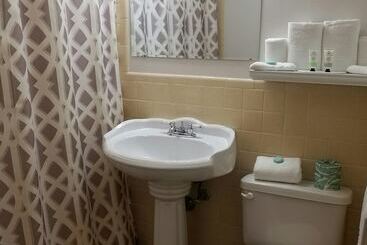 هتل Colonial Inn Seekonk