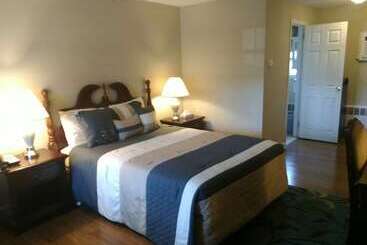 هتل Colonial Inn Seekonk