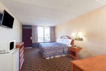 ホテル Clarion Inn & Suites Near The Leconte Center Pigeon Forge
