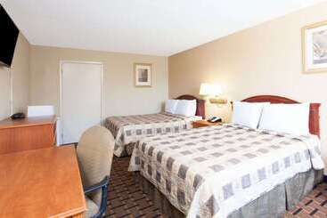 ホテル Clarion Inn & Suites Near The Leconte Center Pigeon Forge
