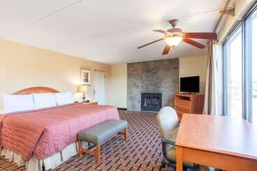 ホテル Clarion Inn & Suites Near The Leconte Center Pigeon Forge
