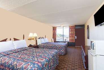 ホテル Clarion Inn & Suites Near The Leconte Center Pigeon Forge