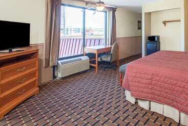 ホテル Clarion Inn & Suites Near The Leconte Center Pigeon Forge