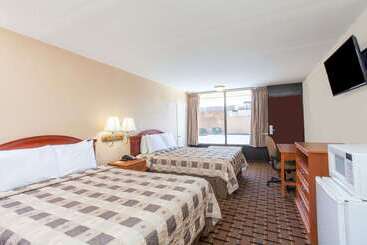 ホテル Clarion Inn & Suites Near The Leconte Center Pigeon Forge