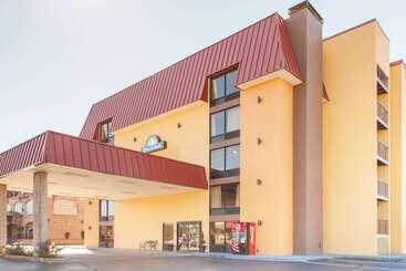 ホテル Clarion Inn & Suites Near The Leconte Center Pigeon Forge