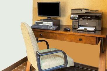 ホテル Clarion Inn & Suites Near The Leconte Center Pigeon Forge