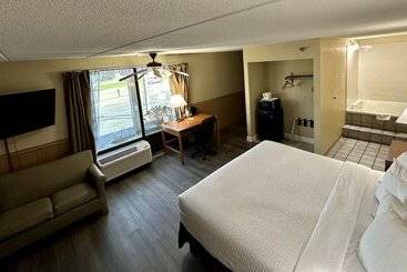 ホテル Clarion Inn & Suites Near The Leconte Center Pigeon Forge