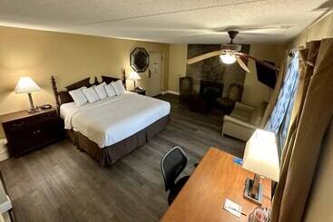 ホテル Clarion Inn & Suites Near The Leconte Center Pigeon Forge