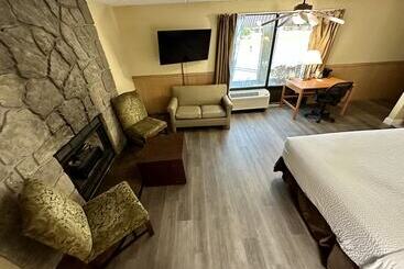 ホテル Clarion Inn & Suites Near The Leconte Center Pigeon Forge