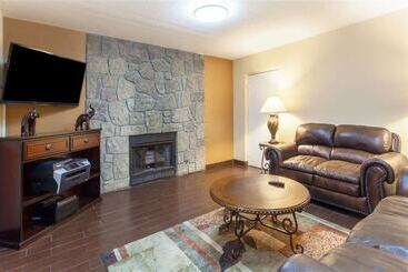 ホテル Clarion Inn & Suites Near The Leconte Center Pigeon Forge