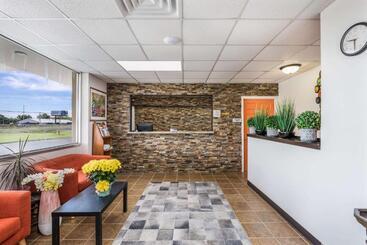 هتل Econo Lodge Neenah