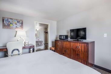 هتل Econo Lodge Neenah
