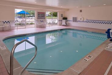 هتل Baymont By Wyndham St Charles