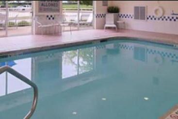 هتل Baymont By Wyndham St Charles