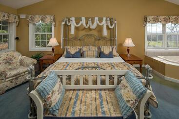 هتل Goldmoor Inn & Resort