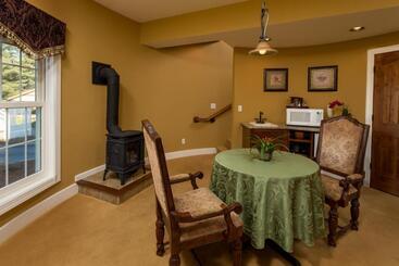 هتل Goldmoor Inn & Resort