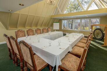 هتل Goldmoor Inn & Resort