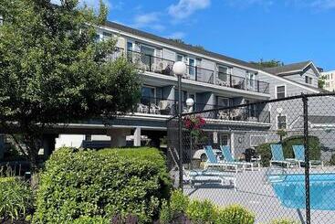 هتل The Grand Beach Inn