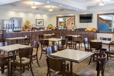 هتل Gray Wolf Inn & Suites