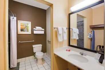 هتل SureStay Plus by Best Western Minot