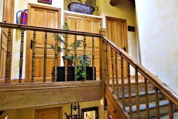 پانسیون Hostal Camino Del Cid
