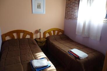 پانسیون Hostal Camino Del Cid