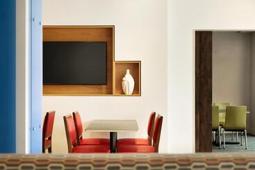 هتل Holiday Inn Express & Suites   Savannah W   Chatham Parkway, An Ihg