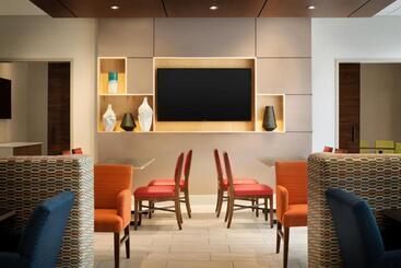 هتل Holiday Inn Express & Suites   Savannah W   Chatham Parkway, An Ihg