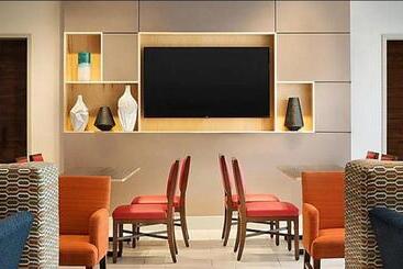 هتل Holiday Inn Express & Suites   Savannah W   Chatham Parkway, An Ihg