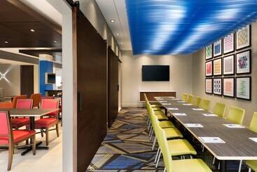هتل Holiday Inn Express & Suites   Savannah W   Chatham Parkway, An Ihg