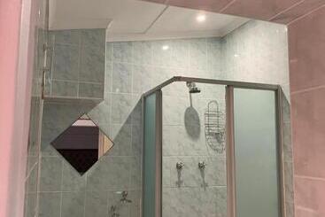 تختخواب و صبحانه Kwazi Guest House