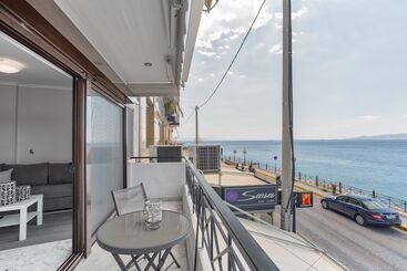 Chic Modern Seaside Oasis  Sunny Piraeus