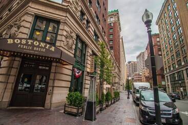 Luxe Condo Back Bay Boston 3 Bedrooms & 2 Baths