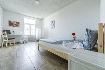 پانسیون Simple Rooms   Yellow Inn