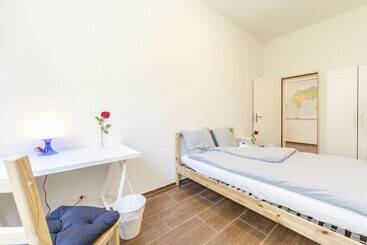 پانسیون Simple Rooms   Yellow Inn