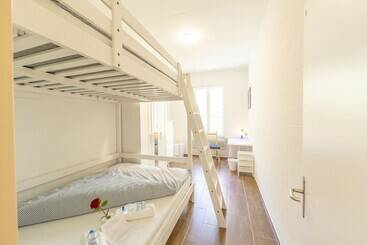 پانسیون Simple Rooms   Yellow Inn