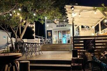 پانسیون 海と山に囲まれた静かな港町の オーシャンビュー 個室ゲストハウスeat&stay Romey