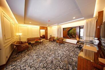 هتل Royal Swiss Lahore
